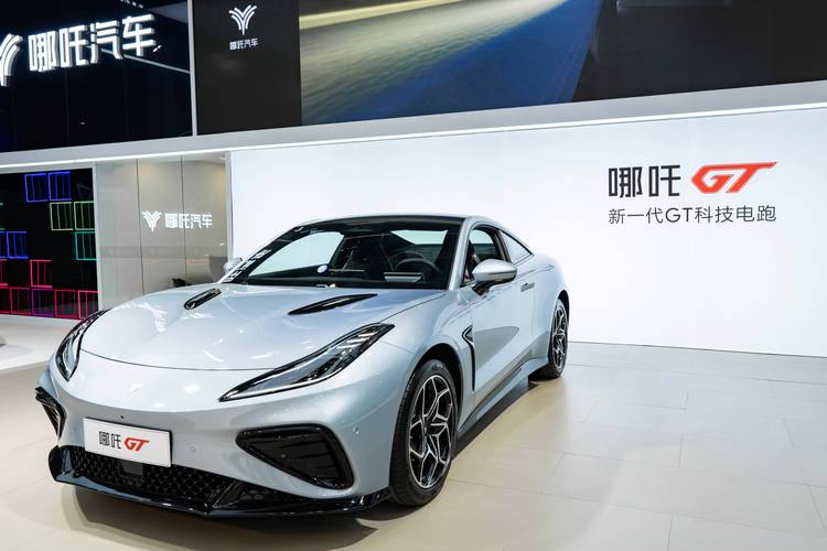 广州327哪吒汽车在智能汽车领域的表现，领途汽车在新能源汽车市场中的影响力